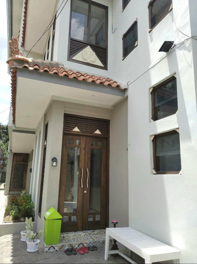 Sabi Guest House - Strategic Family -Married Couples Only- Hostel In Prawirotaman Джок'якарта Екстер'єр фото