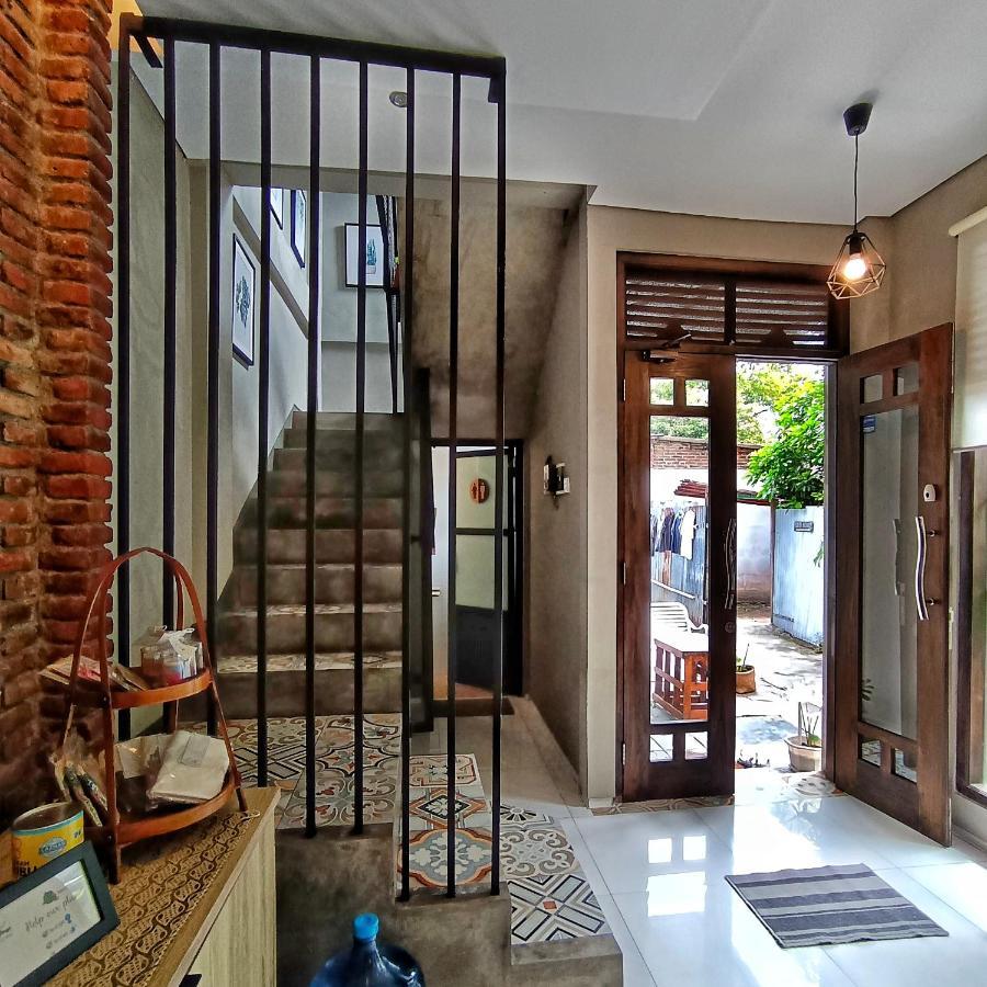 Sabi Guest House - Strategic Family -Married Couples Only- Hostel In Prawirotaman Джок'якарта Екстер'єр фото